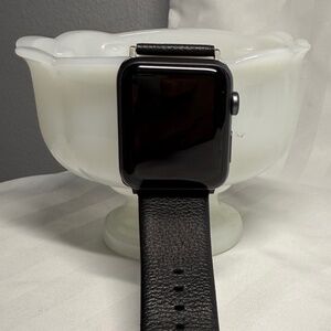 Apple Watch Series 3 (42mm) – Aluminum Case + GPS – Black Leather Band